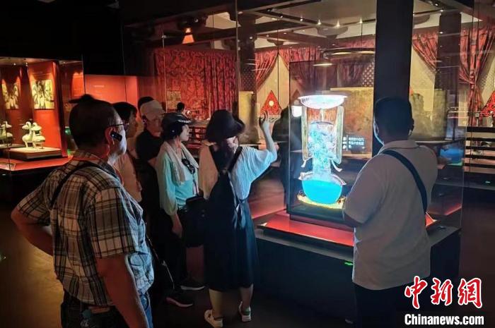 圖為臺灣新北市永和區(qū)里長聯(lián)誼會江西參訪團一行在南昌漢代海昏侯國遺址博物館內(nèi)參觀展出的珍貴文物。　駱小龍 攝