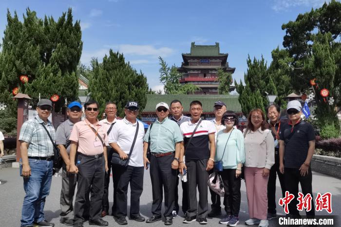 圖為臺灣新北市永和區(qū)里長聯(lián)誼會江西參訪團一行在南昌滕王閣前合影?！×鴷缘?攝