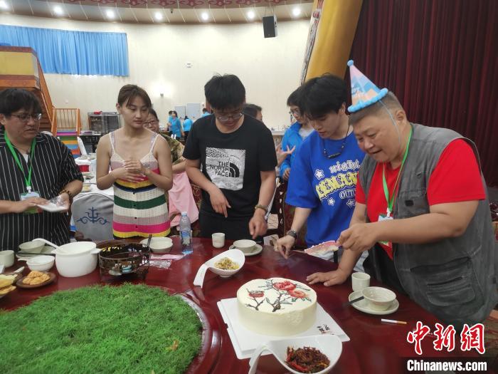 圖為內(nèi)蒙古臺辦為臺胞過生日?！±類燮?攝