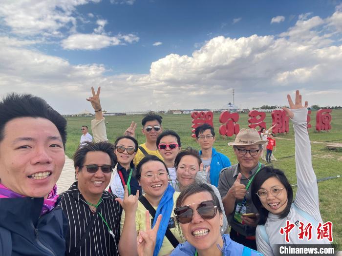 圖為臺胞在鄂爾多斯草原合影?！∪~冠賢 攝