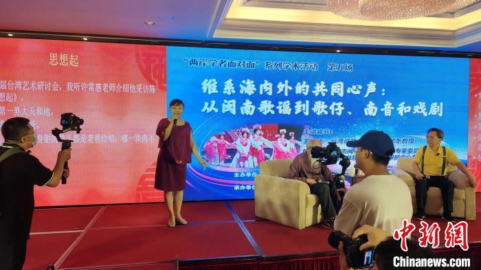 歌仔說唱非遺傳承人張?jiān)缕寂楷F(xiàn)場(chǎng)演唱?！罘?攝