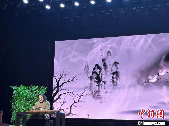 閩派古琴名家陳志強演奏一曲《流水》?！堺惥?攝