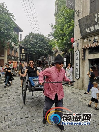 馮小剛電影公社里體驗(yàn)“黃包車”的游客。南海網(wǎng)記者 蘇靚 攝