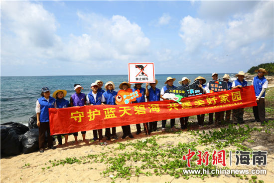 環(huán)保志愿者呼吁停止隨地扔垃圾、破壞環(huán)境等不文明行為。