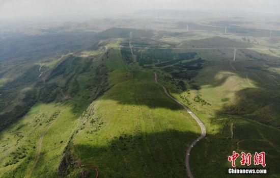 6月28日，夏日鏡頭下的河北張家口張北“草原天路”蜿蜒曲折。 中新社記者 楊艷敏 攝