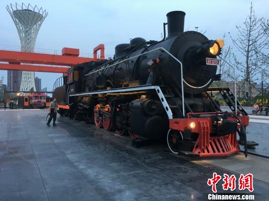 公園內保留布置了蒸汽時代火車頭?！「呒t超 攝