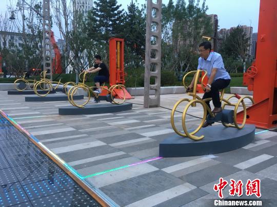 市民使用公園內的健身設施?！「呒t超 攝