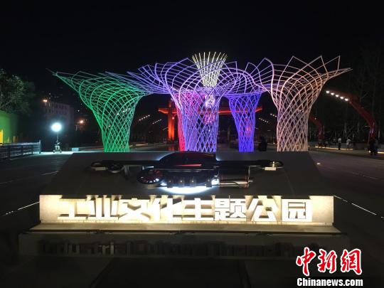 夜晚，奧運“五色樹”的燈光。　高紅超 攝