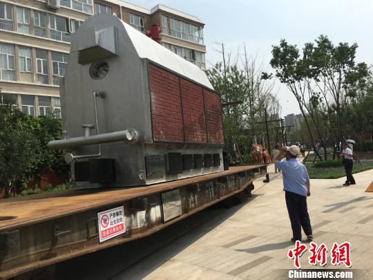 公園內陳列著臥式蒸汽鍋爐等工業(yè)產品?！「呒t超 攝