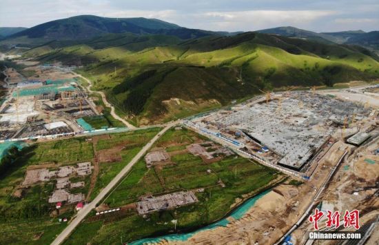 6月28日，航拍鏡頭下的河北張家口冬奧會(huì)太子城冰雪小鎮(zhèn)項(xiàng)目。太子城冰雪小鎮(zhèn)項(xiàng)目位于2022年冬奧會(huì)張家口賽區(qū)核心區(qū)，連接張家口賽區(qū)云頂和古楊樹(shù)兩個(gè)競(jìng)賽場(chǎng)館群，建成后將承擔(dān)賽時(shí)核心區(qū)配套保障功能，提供冬奧頒獎(jiǎng)、貴賓接待、交通換乘、休閑娛樂(lè)等服務(wù)，賽后將成為一座國(guó)際化四季度假小鎮(zhèn)。 中新社記者 楊艷敏 攝