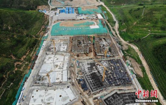 6月28日，航拍鏡頭下的河北張家口冬奧會(huì)太子城冰雪小鎮(zhèn)項(xiàng)目。太子城冰雪小鎮(zhèn)項(xiàng)目位于2022年冬奧會(huì)張家口賽區(qū)核心區(qū)，連接張家口賽區(qū)云頂和古楊樹(shù)兩個(gè)競(jìng)賽場(chǎng)館群，建成后將承擔(dān)賽時(shí)核心區(qū)配套保障功能，提供冬奧頒獎(jiǎng)、貴賓接待、交通換乘、休閑娛樂(lè)等服務(wù)，賽后將成為一座國(guó)際化四季度假小鎮(zhèn)。 中新社記者 楊艷敏 攝