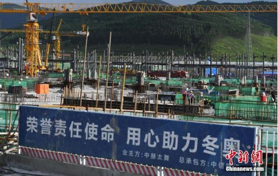 6月28日，河北張家口冬奧會(huì)太子城冰雪小鎮(zhèn)項(xiàng)目現(xiàn)場(chǎng)。太子城冰雪小鎮(zhèn)項(xiàng)目位于2022年冬奧會(huì)張家口賽區(qū)核心區(qū)，連接張家口賽區(qū)云頂和古楊樹(shù)兩個(gè)競(jìng)賽場(chǎng)館群，建成后將承擔(dān)賽時(shí)核心區(qū)配套保障功能，提供冬奧頒獎(jiǎng)、貴賓接待、交通換乘、休閑娛樂(lè)等服務(wù)，賽后將成為一座國(guó)際化四季度假小鎮(zhèn)。 中新社記者 楊艷敏 攝