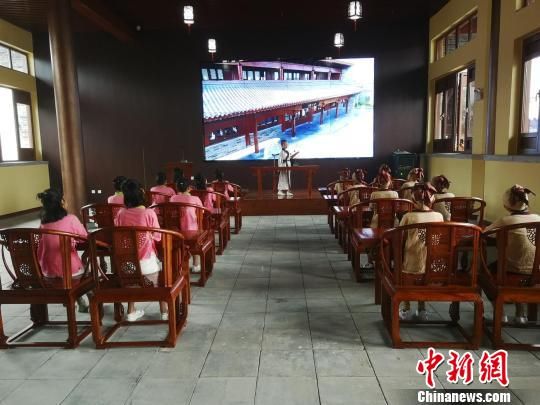 學(xué)生們在大原書院誦讀國學(xué)經(jīng)典?！⊥貔i 攝