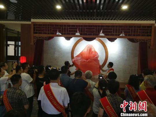 為董子石像揭幕。　王鵬 攝