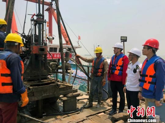 圖為勘察設(shè)計(jì)人員與常熟海事局執(zhí)法船在現(xiàn)場(chǎng)配合鉆探施工。　魏震 攝