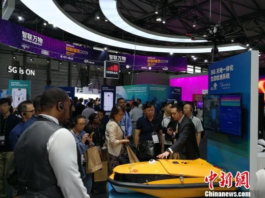 圖為現(xiàn)場(chǎng)人員講解5G“天地一體化”生態(tài)檢測(cè)系統(tǒng)。　任柏松 攝