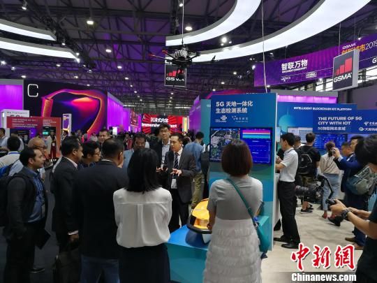 雄安新區(qū)展臺(tái)吸引不少眾多觀眾駐足關(guān)注。　任柏松 攝