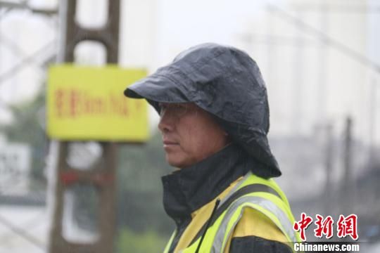 蘭州西工務(wù)段蘭州線路車間防護(hù)員雨中巡查?！⊥豕廨x 攝