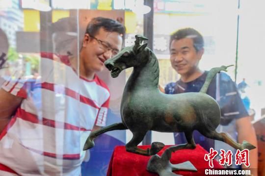 甘肅省博物館將榮登《國家寶藏》的文物銅奔馬和人頭形器口彩陶瓶搬到了絲路如意餐廳，讓顧客在餐廳內(nèi)就能近距離的和文物面對面?！＄娦?攝