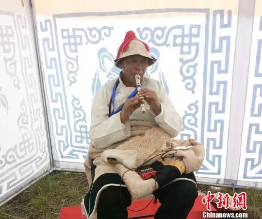 圖為瑪曲縣非遺彈唱藝術(shù)?！＄娦?攝