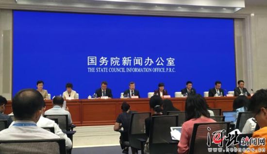 8月26日，國(guó)務(wù)院新聞辦召開國(guó)務(wù)院政策例行吹風(fēng)會(huì)。圖為吹風(fēng)會(huì)現(xiàn)場(chǎng)。 記者李巍攝
