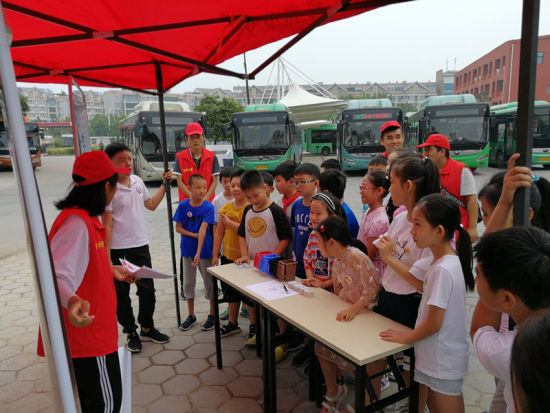 志愿者教小朋友垃圾分類的相關知識。連柏梁 攝