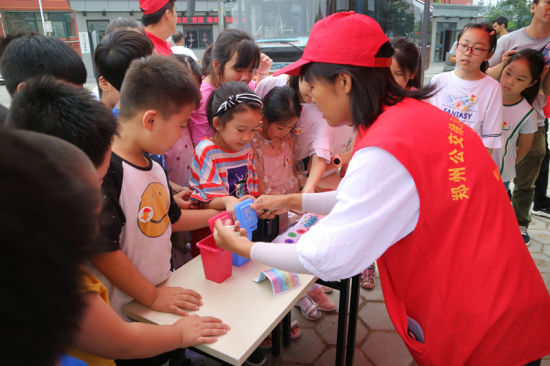 志愿者教小朋友們垃圾分類的相關知識。連柏梁 攝