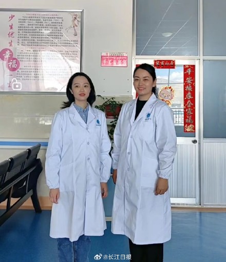 “有醫(yī)生嗎？有人暈倒了！”武漢協(xié)和醫(yī)院援藏醫(yī)療隊(duì)員聽(tīng)到呼救就沖了上去