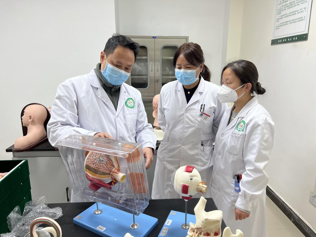 重慶援藏醫(yī)療專家開展“師帶徒”工作。