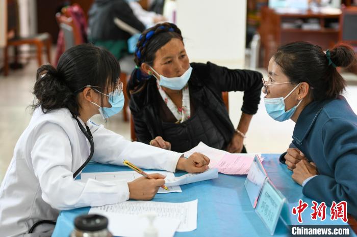 因不少農(nóng)牧民不會普通話，義診活動現(xiàn)場，鄉(xiāng)政府為每位醫(yī)生配了一名翻譯?！〗w波 攝