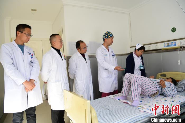 圖為何蔚副主任醫(yī)師(站右二)及團(tuán)隊(duì)術(shù)后指導(dǎo)患者進(jìn)行腰背肌鍛煉?！∝暩聛硭?攝