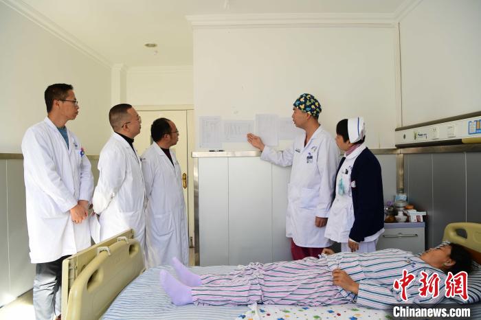 圖為何蔚副主任醫(yī)師(站右二)及團(tuán)隊(duì)術(shù)后對患者的肌肉訓(xùn)練、蛋白飲食等制定了每半日的康復(fù)計(jì)劃?！∝暩聛硭?攝