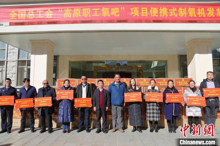 圖為發(fā)放儀式現(xiàn)場。　王李 攝