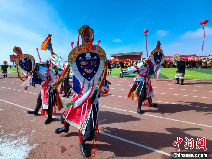 青海湖畔別樣元宵節(jié):牧民騎牛趕羊共慶佳節(jié)