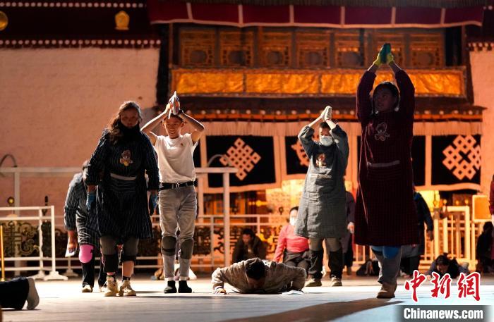 西藏拉薩:“薩嘎達瓦”迎來信眾朝拜高峰