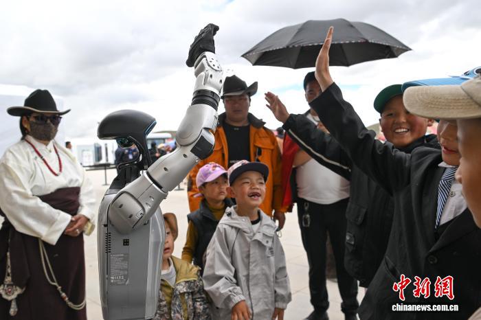 機(jī)器人亮相西藏那曲恰青賽馬節(jié)開(kāi)啟傳統(tǒng)與科技奇妙碰撞