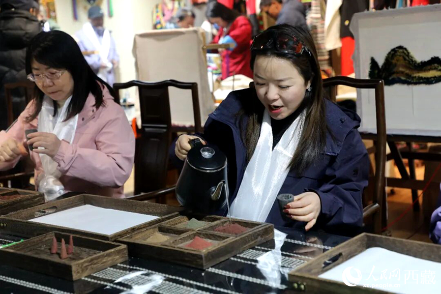 游客在“雅礱里”文化藝術街區(qū)非遺展館體驗制作藏香。在工作人員的指導下，游客親手揉搓香泥、壓制成型，感受藏族傳統(tǒng)非遺技藝的魅力。人民網(wǎng)記者 吳雨仁攝
