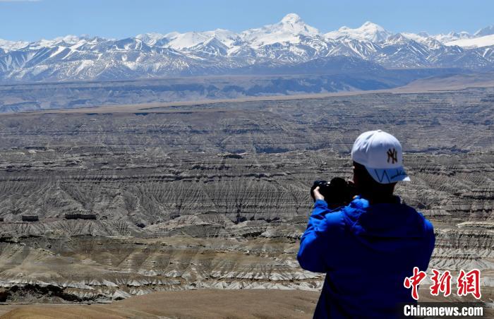 4月5日，游客在觀景臺拍攝札達土林?！±盍?攝