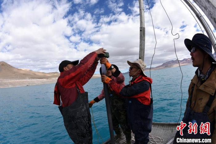 科考隊員在湖泊鉆探平臺上包裝采集的巖芯樣品。　<a target='_blank' ><p  align=