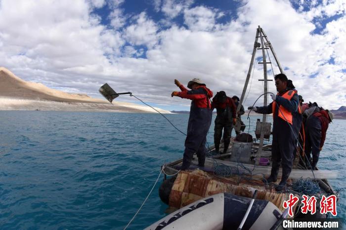 科考隊員在湖泊鉆探平臺上拋固定平臺的錨。　<a target='_blank' ><p  align=