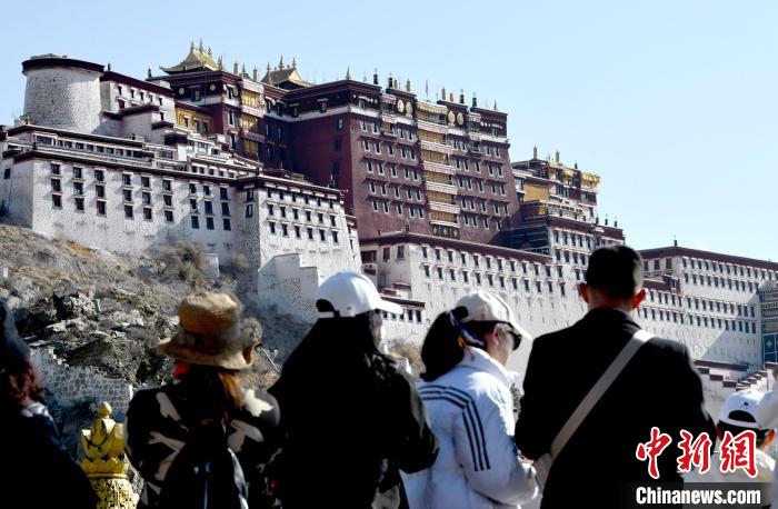 4月17日，游客在拉薩布達(dá)拉宮觀景臺拍照留念。　李林 攝