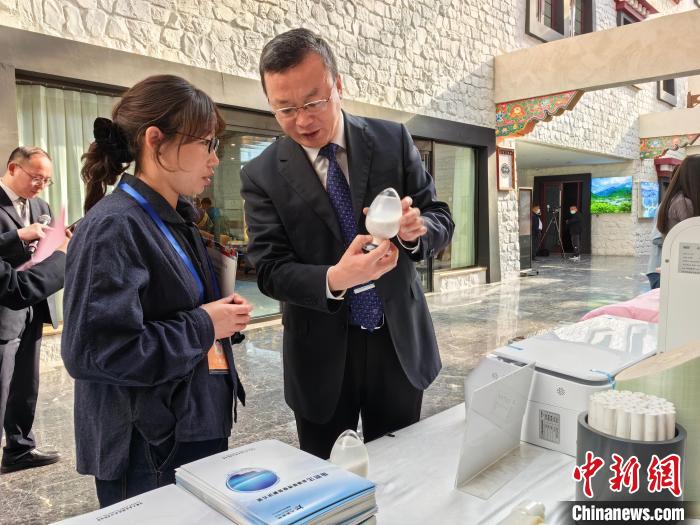 圖為簽約企業(yè)現(xiàn)場推介自己的產(chǎn)品?！≮w延 攝