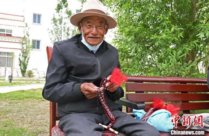 圖為曲松縣特困人員集中供養(yǎng)中心老人在做傳統(tǒng)手工編織?！≮w朗 攝