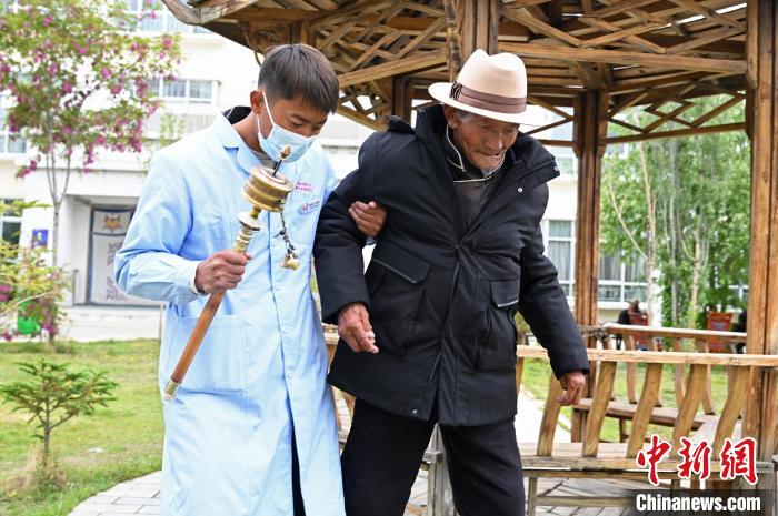 圖為曲松縣特困人員集中供養(yǎng)中心老人索朗歐珠?！≮w朗 攝