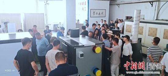 圖為行業(yè)內(nèi)人員進(jìn)行項(xiàng)目參觀。 活動(dòng)主辦方供圖