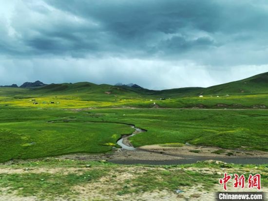 自2005年啟動(dòng)三江源生態(tài)保護(hù)和建設(shè)工程以來(lái)，果洛州共治理黑土灘315.11萬(wàn)畝，使果洛州生態(tài)環(huán)境15年來(lái)得到明顯好轉(zhuǎn)?！O睿 攝