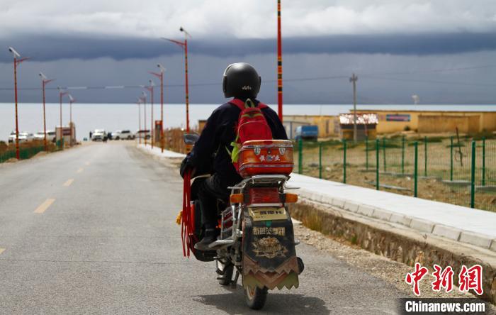 圖為白瑪從家中前往湖邊巡邏?！≮w朗 攝