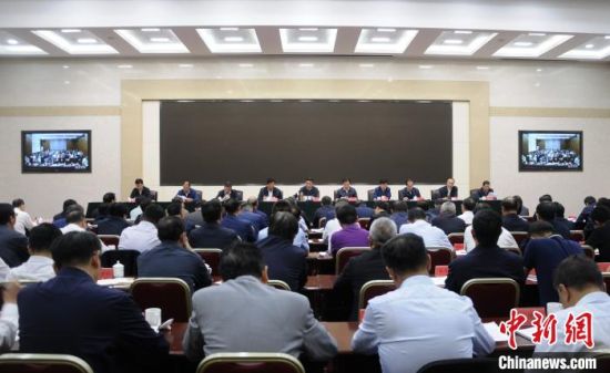  圖為青海省生態(tài)環(huán)境保護警示教育大會現(xiàn)場?！?zhí)砀！z 　　