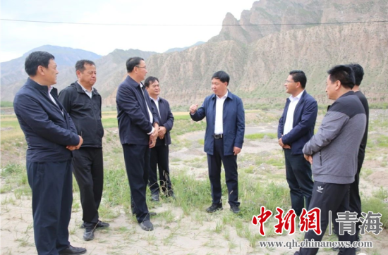 圖為黃南州有關(guān)領(lǐng)導(dǎo)現(xiàn)場(chǎng)踏勘、督導(dǎo)生態(tài)環(huán)保責(zé)任落實(shí)情況現(xiàn)場(chǎng)。黃宣攝