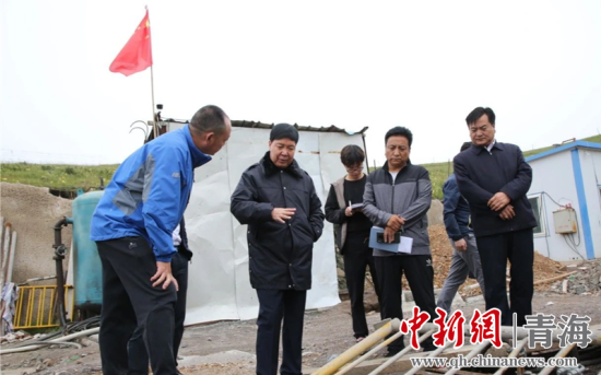 圖為黃南州有關(guān)領(lǐng)導(dǎo)現(xiàn)場(chǎng)踏勘、督導(dǎo)生態(tài)環(huán)保責(zé)任落實(shí)情況現(xiàn)場(chǎng)。黃宣攝